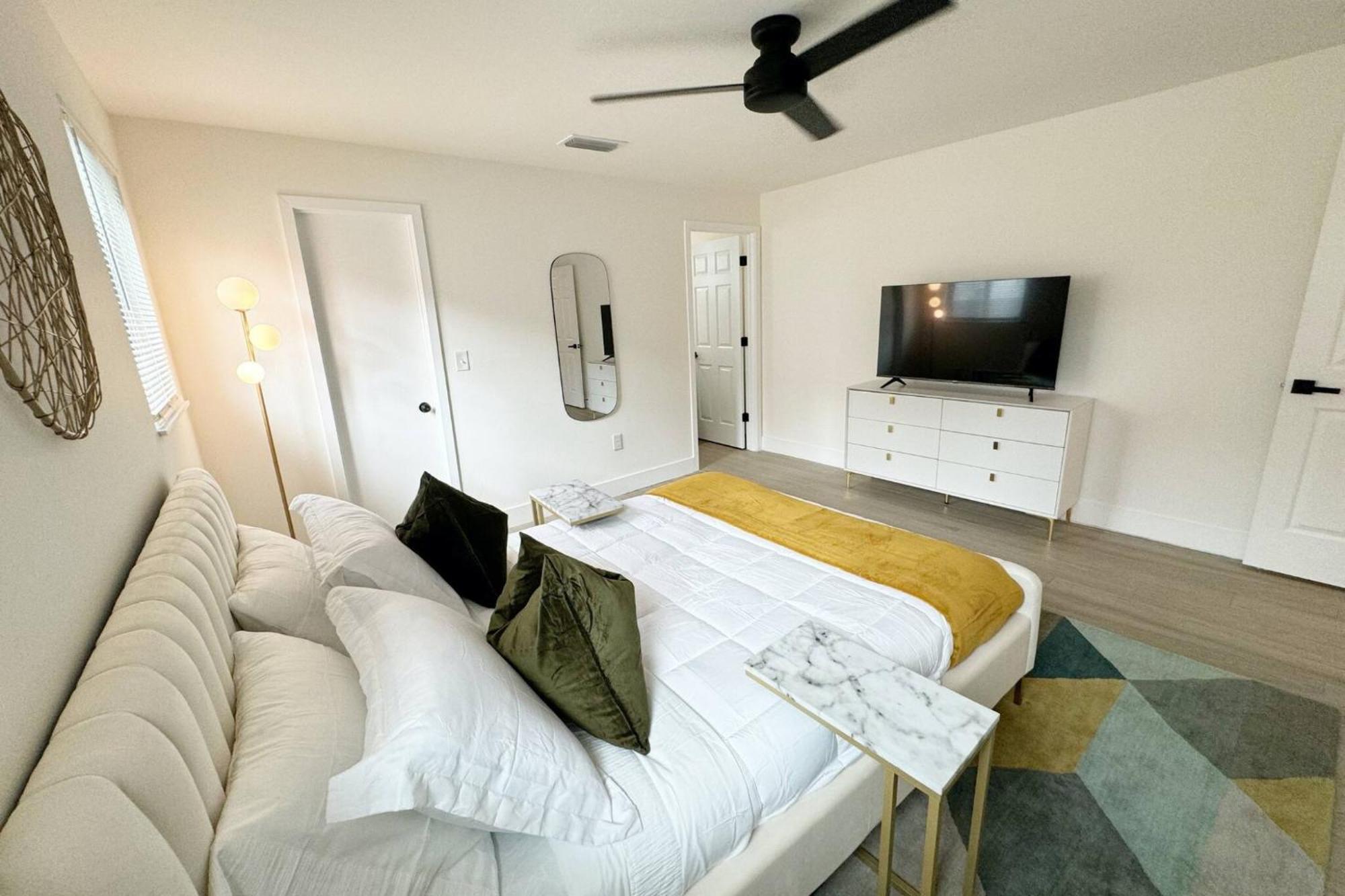 Apartment Elegance Meets Design: Modern District Miami