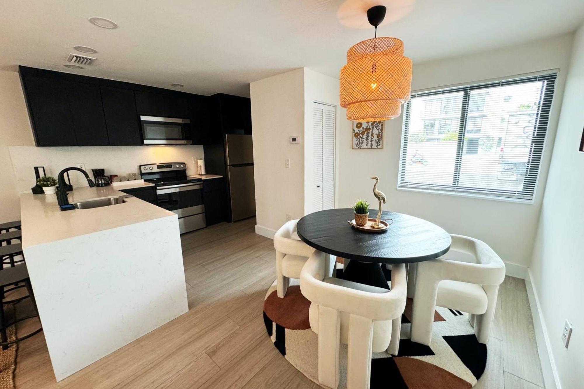 Apartment Elegance Meets Design: Modern District Miami